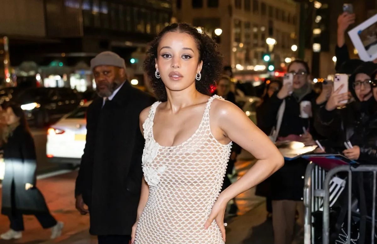 تشيس إنفينيتي تواصل تألقها بفستان شبكي من أوسكار دي لا رينتا