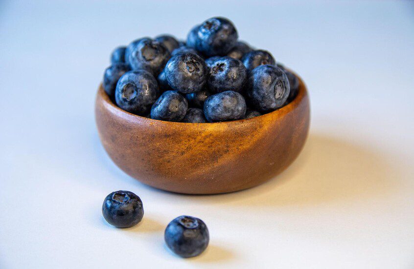 كنز طبيعي يعزز الصحة ويبطئ الشيخوخة: التوت الأزرق