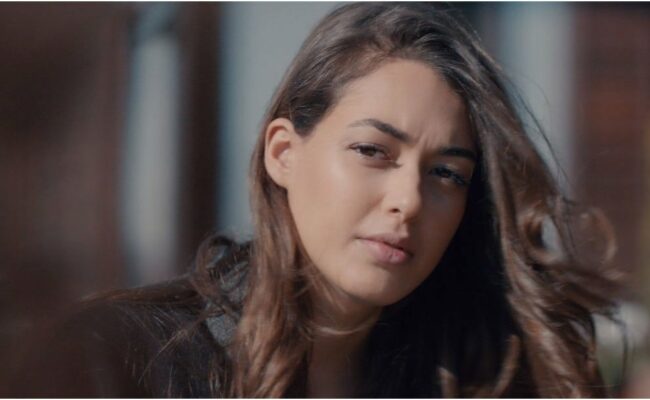 ديلان تشيشك دينيز تكشف صراعها مع الاكتئاب والقلق الاجتماعي وسط أضواء الشهرة