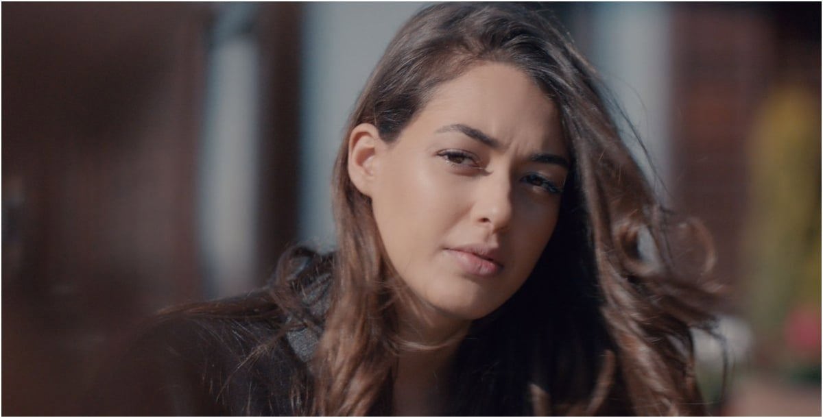 ديلان تشيشك دينيز تكشف صراعها مع الاكتئاب والقلق الاجتماعي وسط أضواء الشهرة