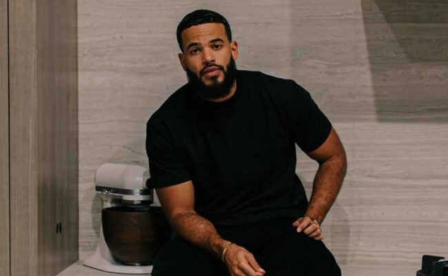 زوج كريستي سكوت يكسر صمته بعد إعلان الطلاق