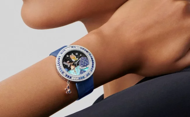 بريق أزرق يكمّل الإطلالة… ساعات تمنحك أناقة واثقة في كل مناسبة