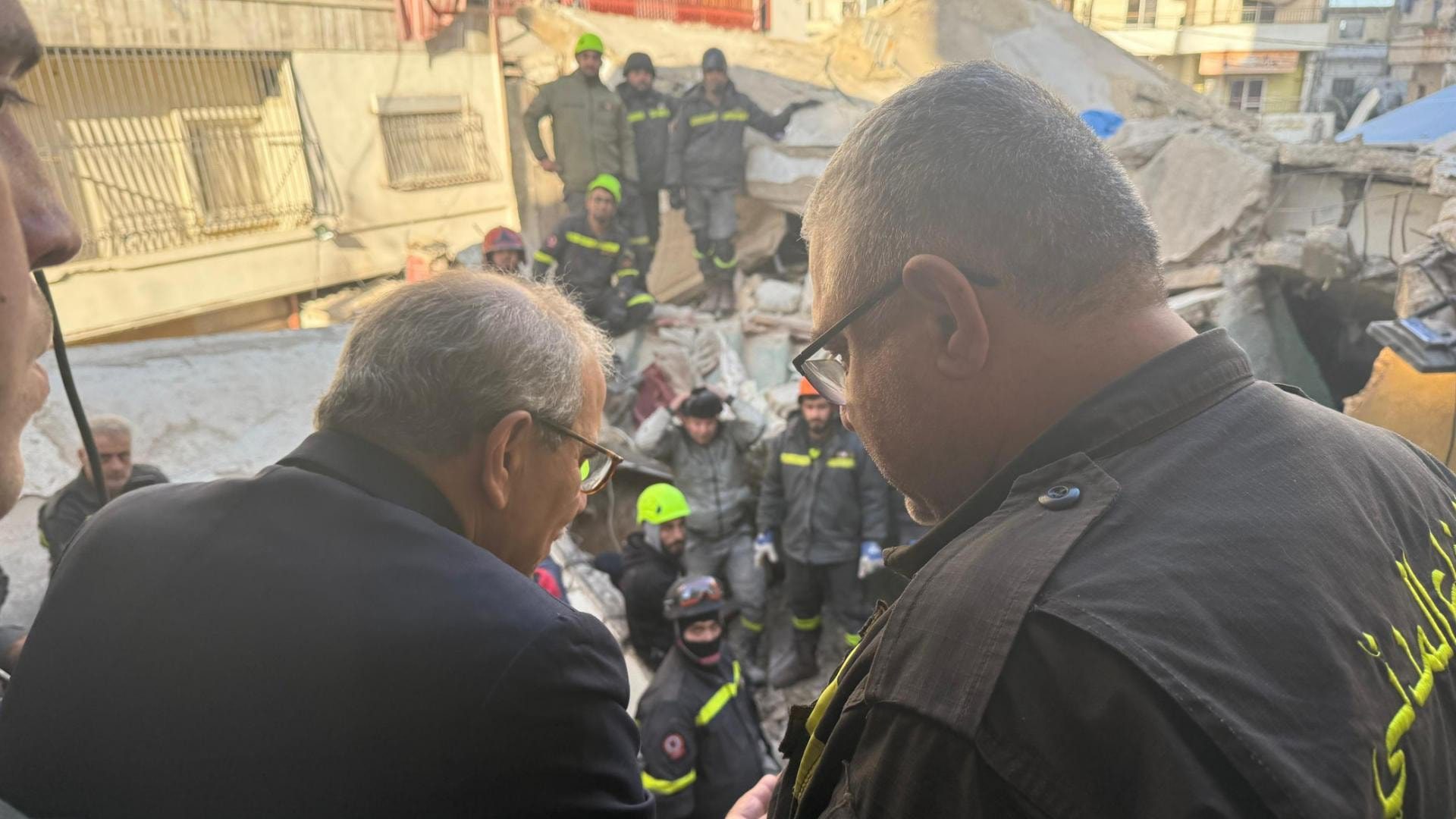 لبنان- سلام يتفقد جهود فرق الإغاثة في القبة ويؤكد دعم طرابلس لمواجهة الأبنية المتصدعة