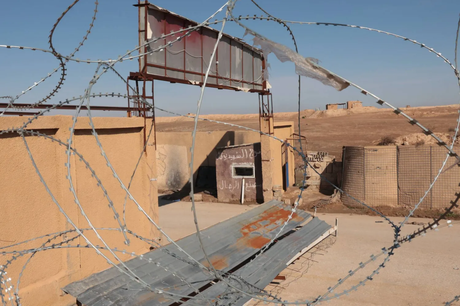 انسحاب «قسد» من مخيم الهول… والجيش السوري يعلن تولّي تأمينه