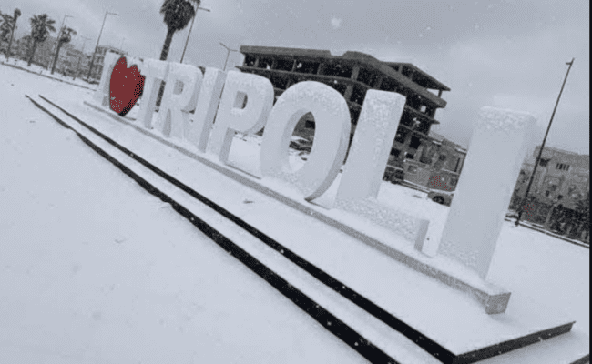 ثلوج غير مسبوقة تكسو شوارع طرابلس الليبية وتفاجئ السكان