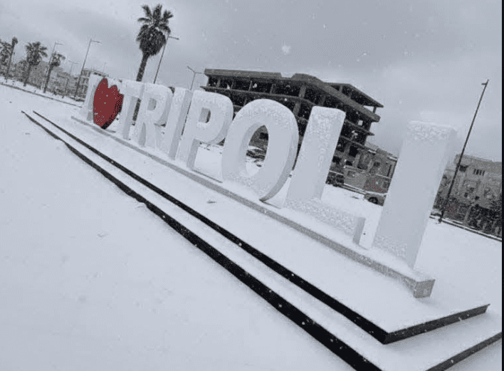 ثلوج غير مسبوقة تكسو شوارع طرابلس الليبية وتفاجئ السكان