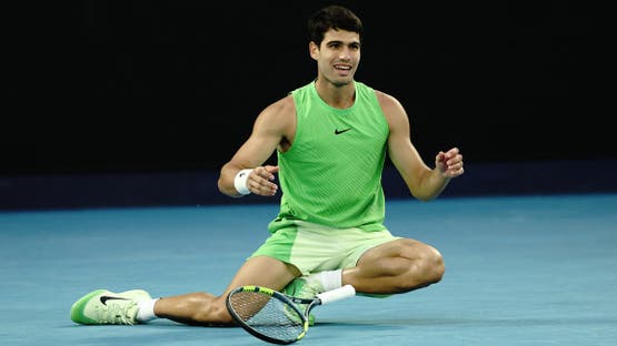 ألكاراز يحجز مقعده في نهائي أستراليا المفتوحة بعد مباراة ماراثونية أمام زفيريف