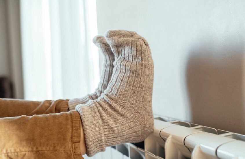 برودة اليدين والقدمين المستمرة.. طبيعية أم تحذير صحي؟