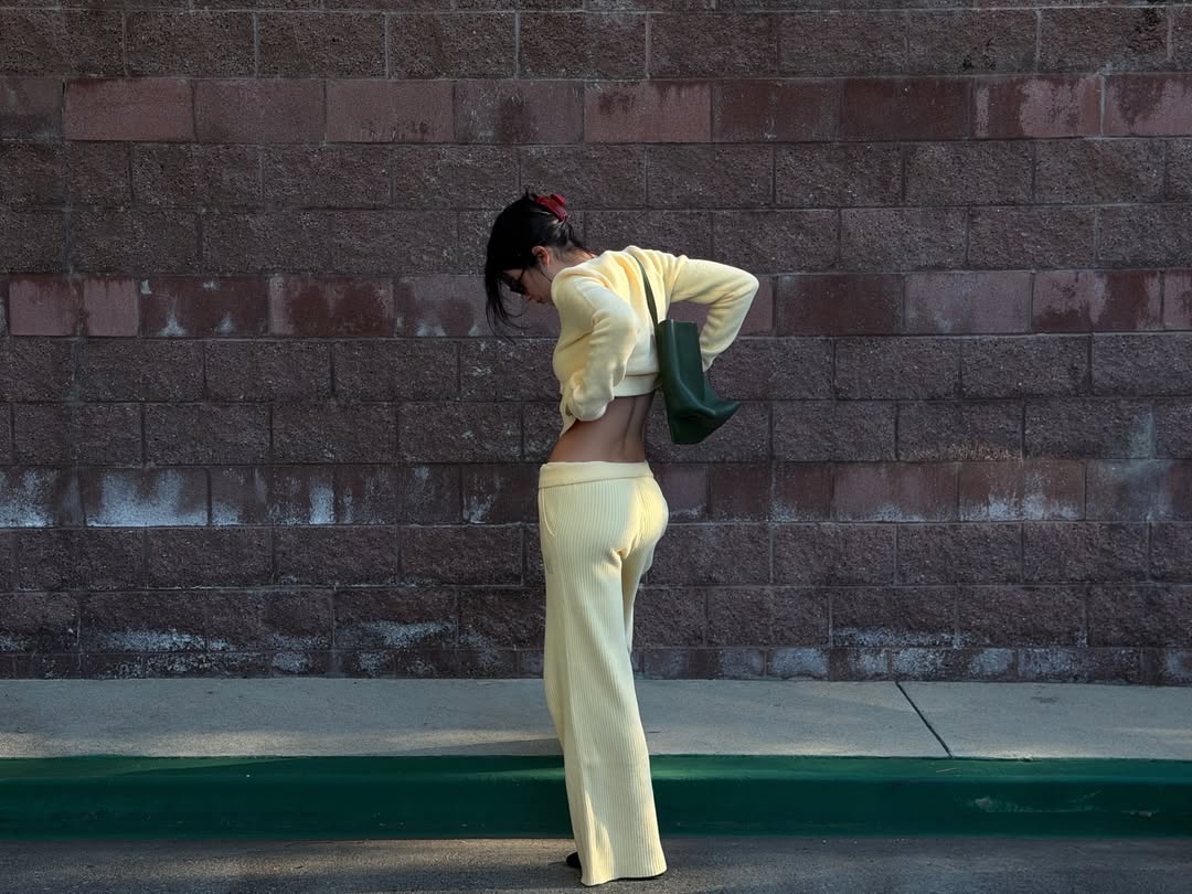 كيندال جينر تتألق بطقم منزلي أصفر زبدي وتصبح سفيرة جديدة لعطور أرماني