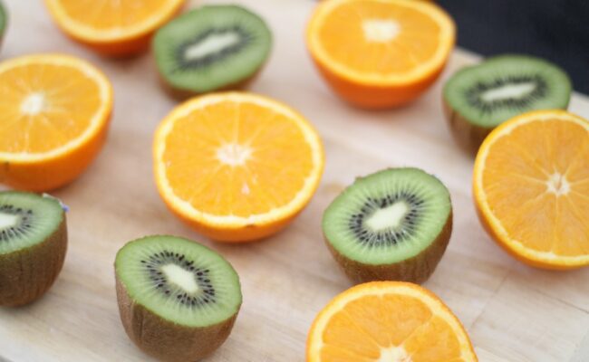 الكيوي والبرتقال.. أيهما أفضل لمصدر فيتامين C؟