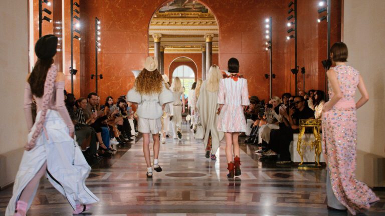 الشعارات تعود بقوة إلى عالم الموضة في 2026