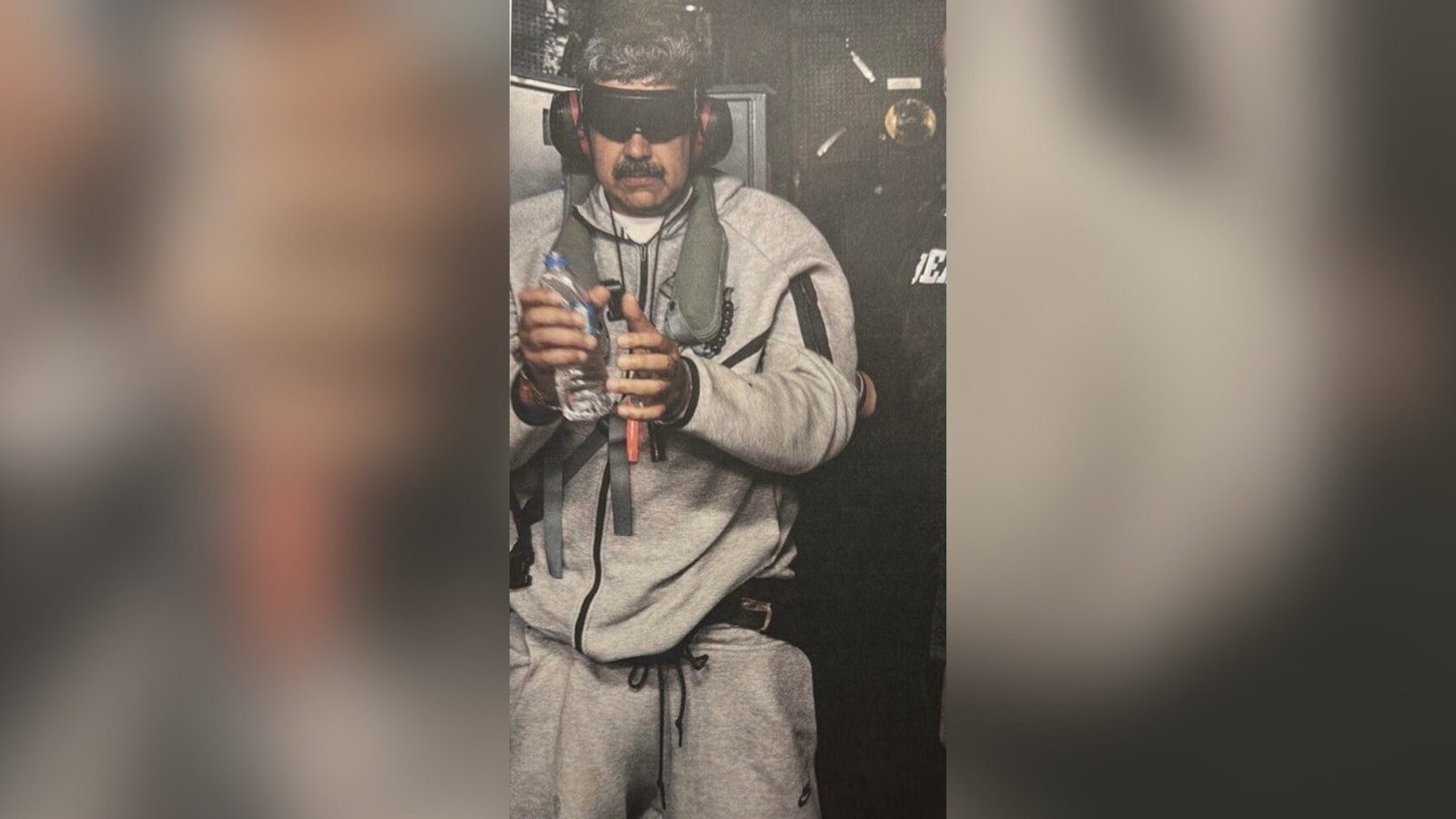 ترامب ينشر صورة لمادورو عقب اعتقاله على متن السفينة الحربية "يو إس إس إيوا جيما"