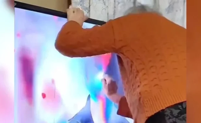 جدة صينية تشعل مواقع التواصل بانفعالاتها العنيفة أثناء مشاهدة المسلسلات