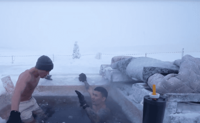 مدوّن غربي يخاطر بحياته بغوص في حفرة جليدية عند -52°