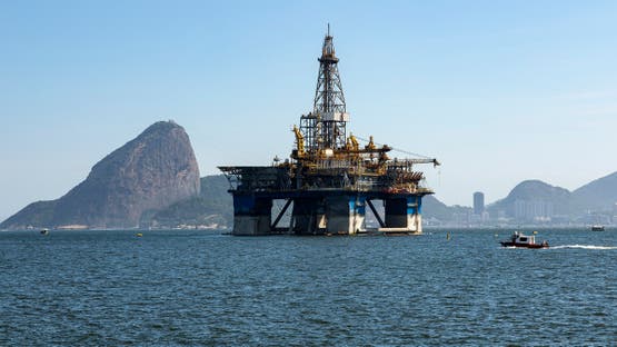 أسعار النفط ترتفع بعد تهديدات ترامب لإيران وإرسال أسطول حربي