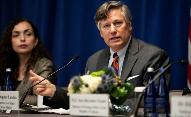 نائب وزير الخارجية الأميركي يخوض تجربة سياحية مصرية في محيط الأهرامات