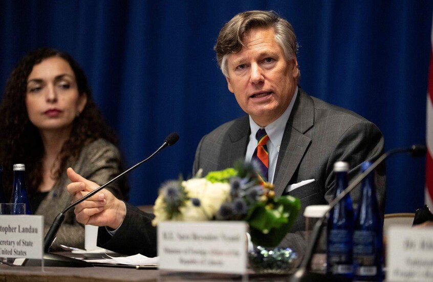 نائب وزير الخارجية الأميركي يخوض تجربة سياحية مصرية في محيط الأهرامات