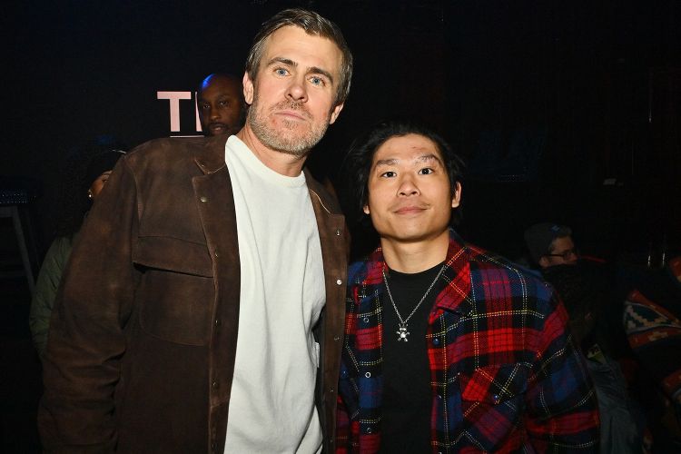 نجل أنجلينا جولي يشق طريقه خلف الكاميرا