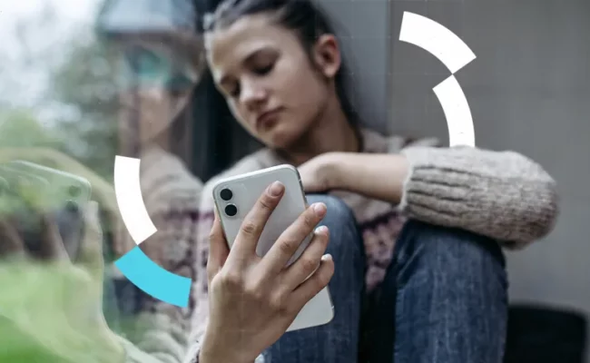 دراسة تكشف سلوكيات الشباب على الإنترنت أثناء نوبات إيذاء النفس