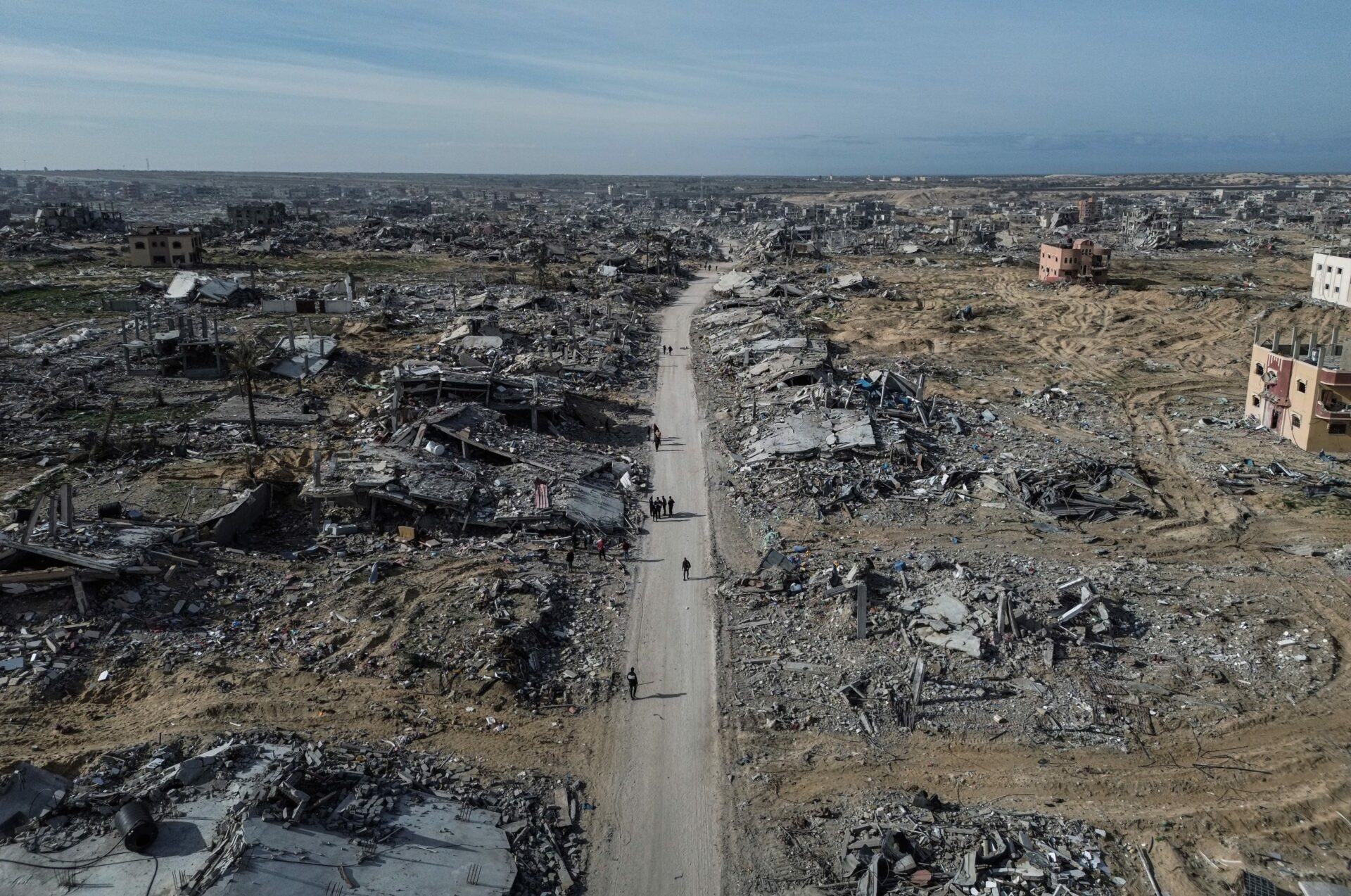 وصول الدفعة الثانية من المصابين العائدين إلى غزة عبر معبر رفح بعد تلقي العلاج في مصر