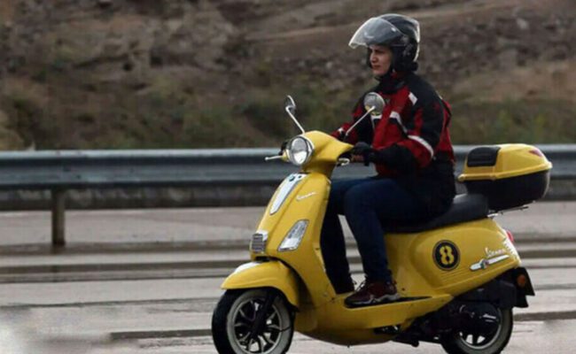 إيران تقرّ رسميًا منح النساء رخص قيادة الدراجات النارية