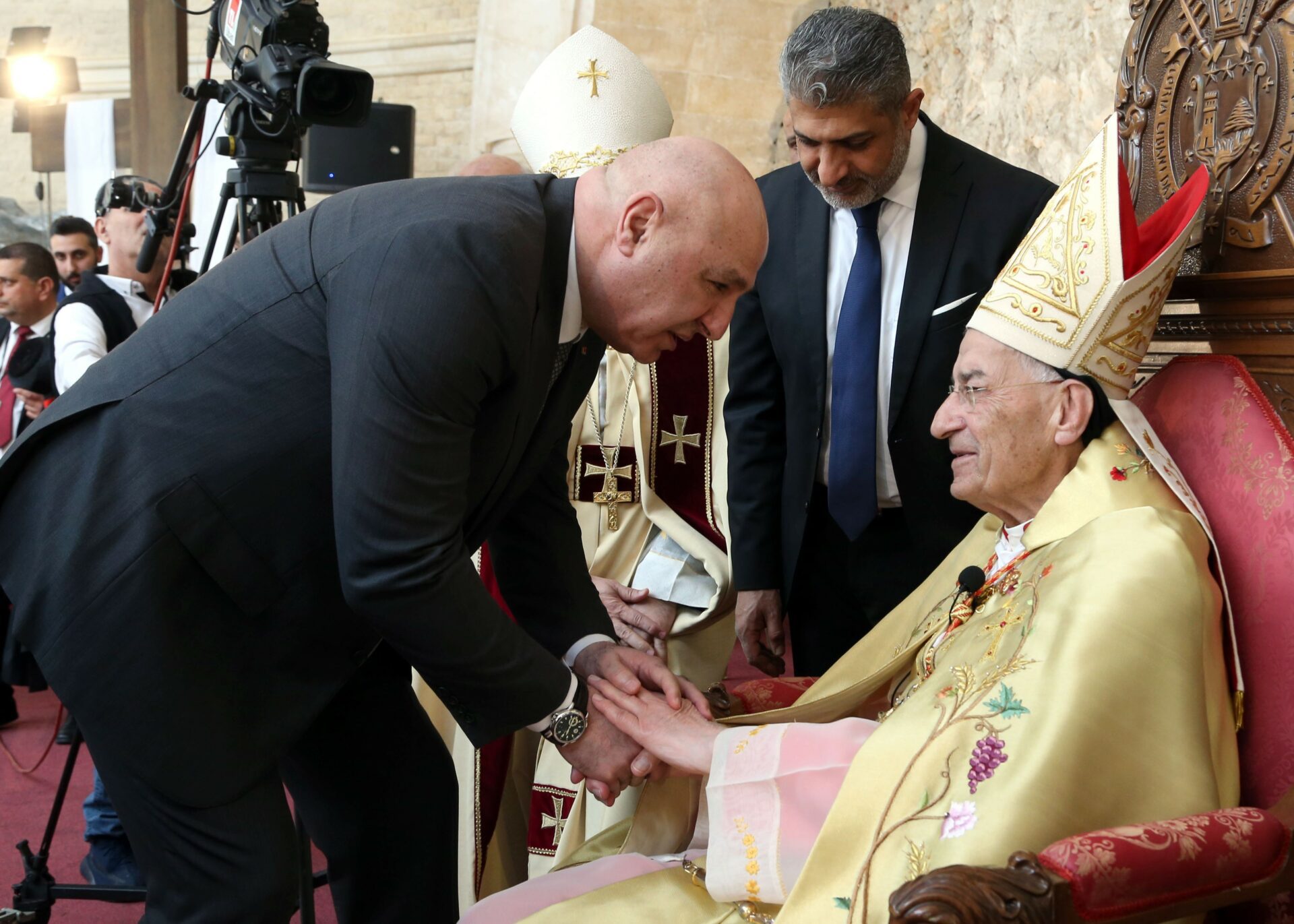 لبنان- بكركي تدعم بسط السيادة… و”الحزب” يهاجم: الشرخ يتّسع
