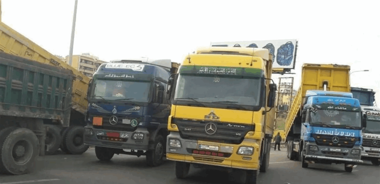 أصحاب الشاحنات اللبنانية يقطعون حركة الشحن عند المصنع احتجاجًا على القرار السوري