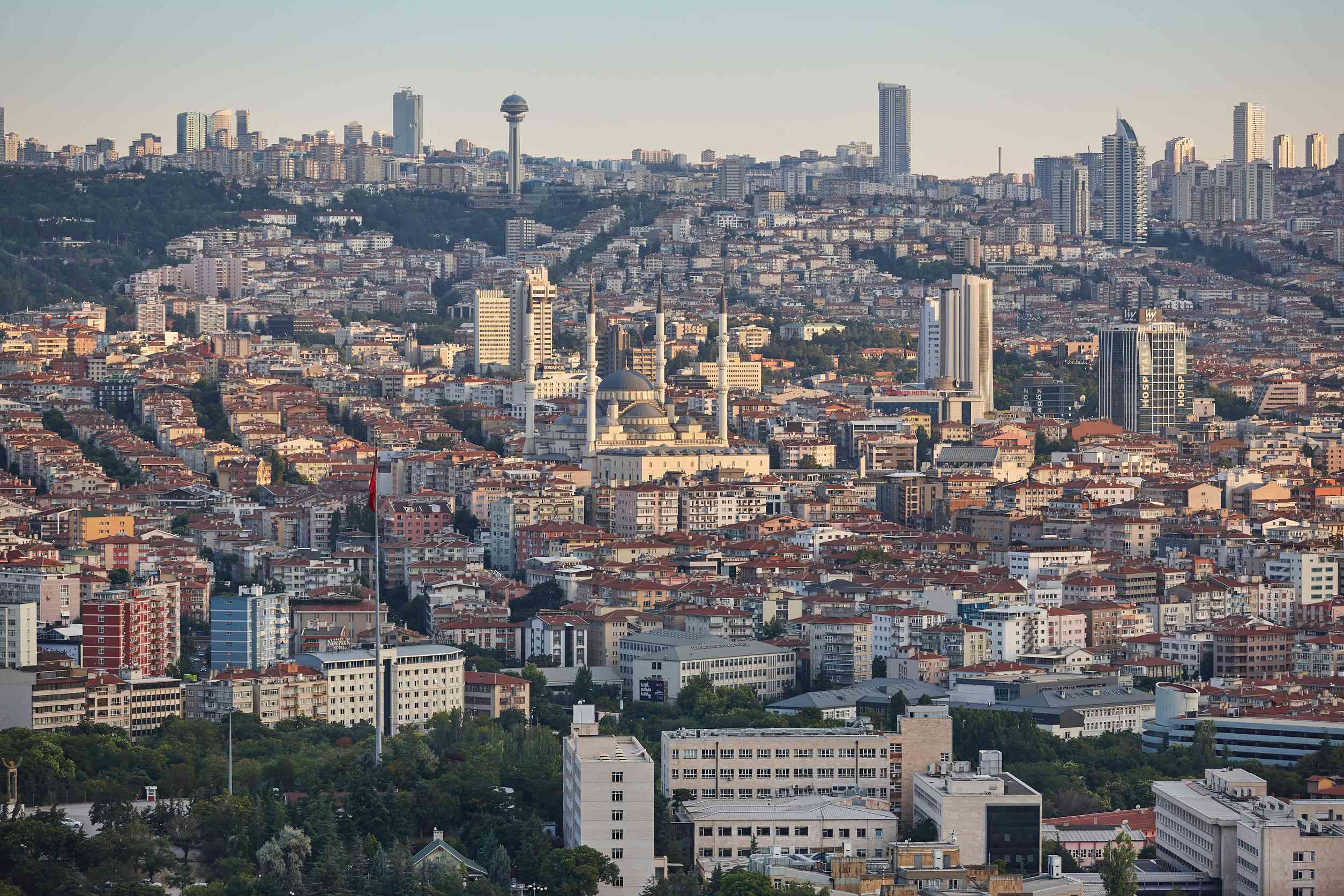 أنقرة تنفي مزاعم التخطيط لاحتلال أراضٍ إيرانية وتؤكد احترام سيادة الدول المجاورة