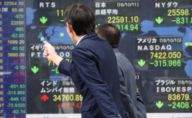 نيكاي ينخفض مع تراجع أسهم سوفت بنك رغم مكاسب أسبوعية