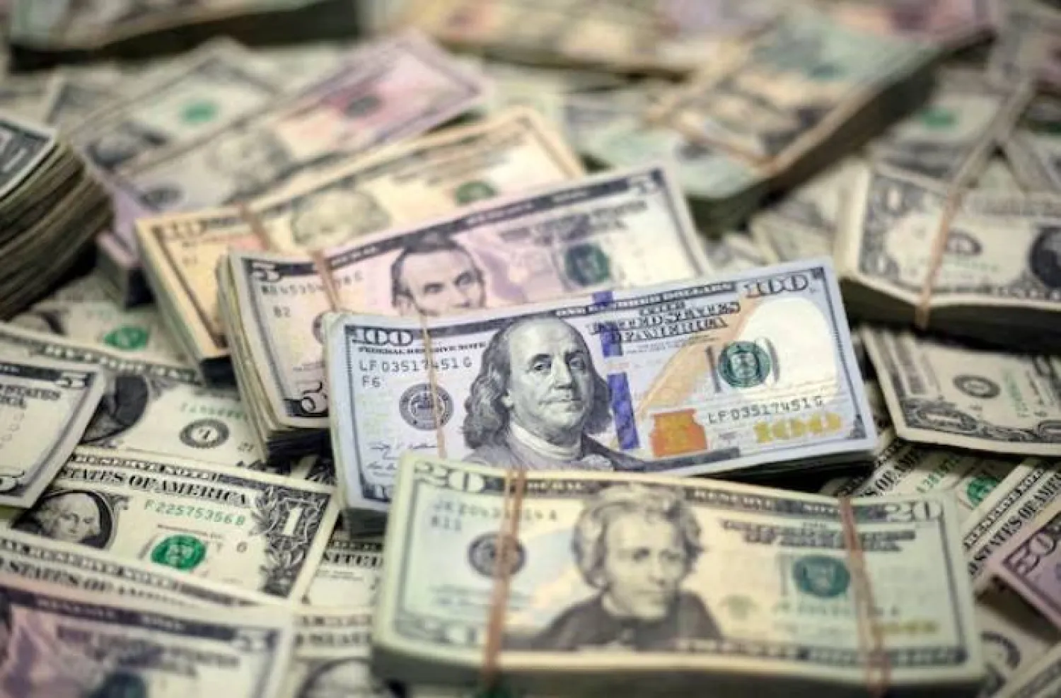 انتعاش الين وضغوط على الدولار: المستثمرون يترقبون بيانات سوق العمل والتضخم الأميركية