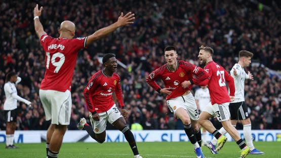 مانشستر يونايتد يحقق فوزًا مثيرًا على فولهام بثلاثية مع كاريك