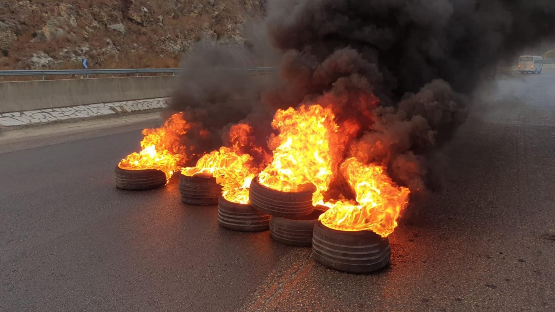 لبنان- تحذير إلى الحكومة… هل تعود الإطارات المشتعلة إلى الشوارع؟!