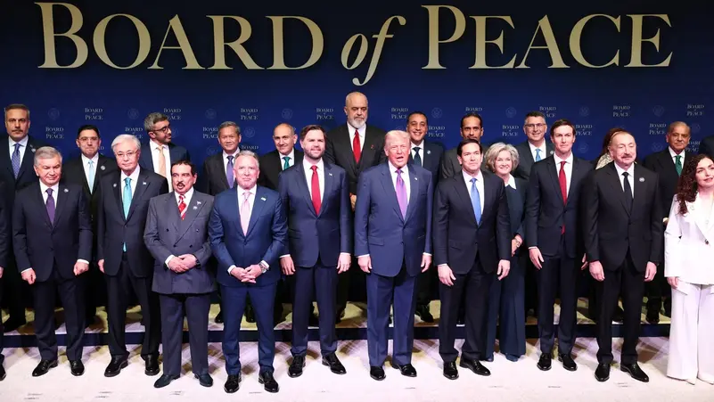 الرئيس الأميركي دونالد ترامب يتوسط أعضاء مجلس السلام في الاجتماع الأول