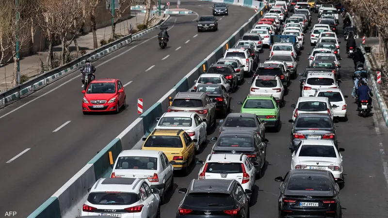 إيران تدعو سكان طهران إلى المغادرة بهدوء… وتنفي استهداف خامنئي وبزشكيان