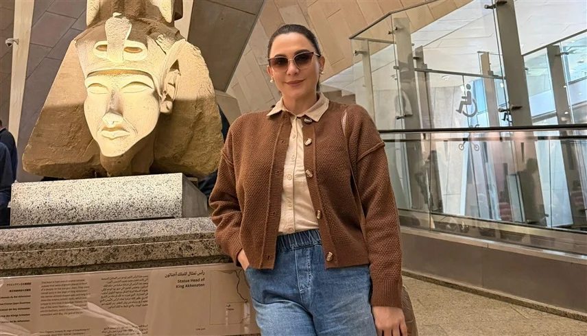 سلاف فواخرجي تثير التفاعل بعبارة «صديقي أخناتون» من المتحف المصري الكبير