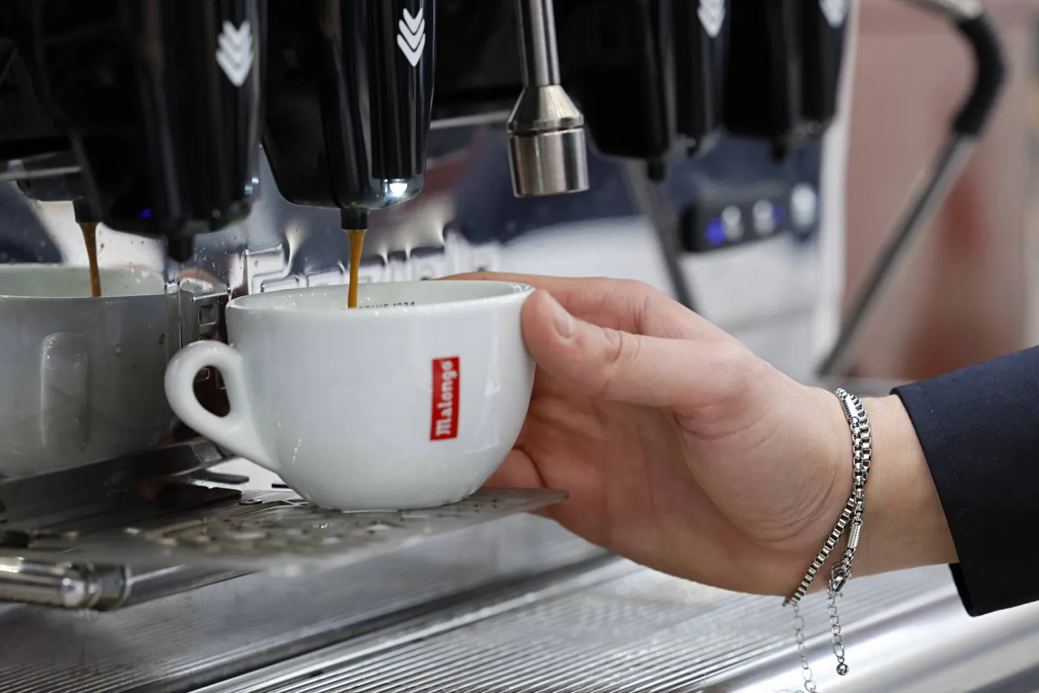 الكثير من الأشخاص يعتقدون أن الكافيين يوقظ العقول ويحفز الإبداع