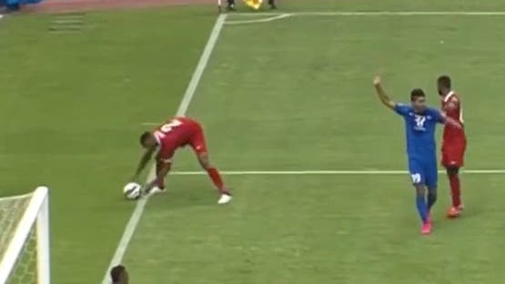 أين اختفى صاحب «أغرب ركلة جزاء» في تاريخ مواجهات الهلال وشباب الأهلي؟