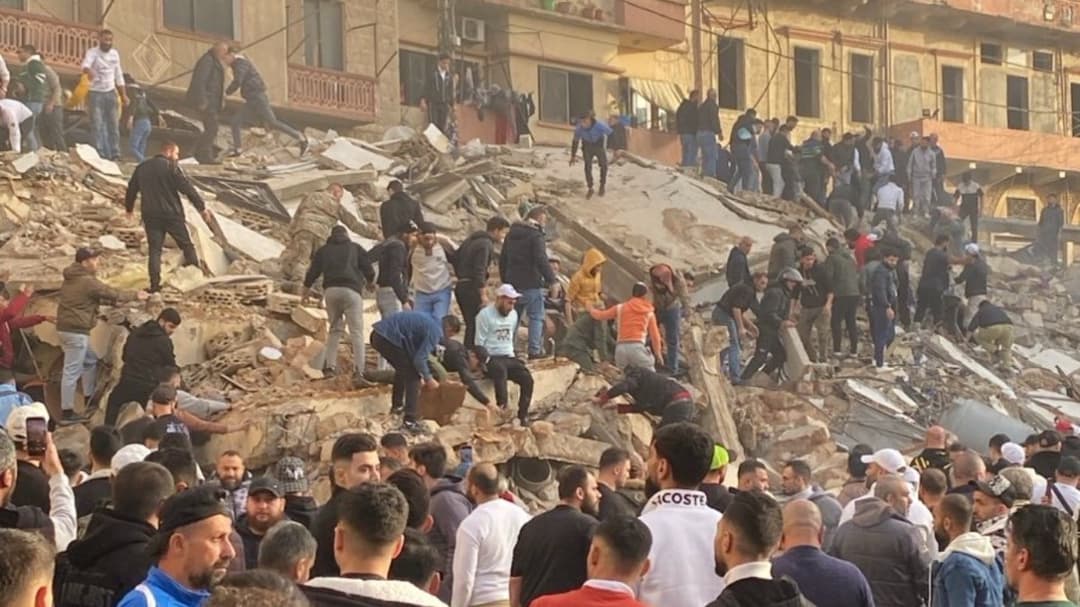 لبنان- وصول العميد خريش إلى موقع المبنى المنهار في طرابلس وأعمال الإنقاذ مستمرة