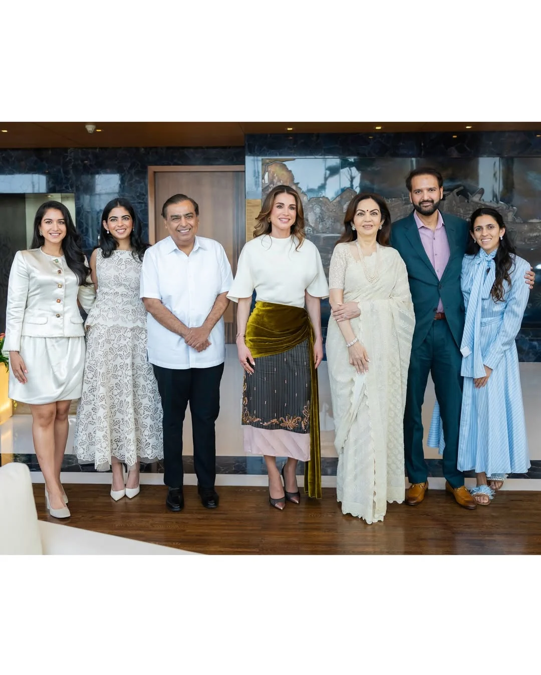 الملكة رانيا العبدالله تتألق بإطلالة مستوحاة من الثقافة الهندية