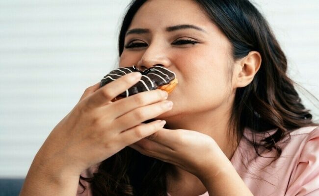 هل تسبب الحلويات القلق والاكتئاب؟ خبيرة توضح العلاقة بين السكر والحالة النفسية