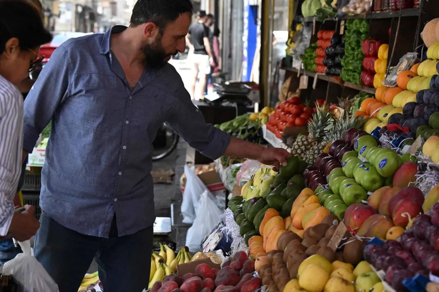 تعد الفاكهة والخضراوات مصادر رئيسية للفيتامينات والمعادن التي تدعم وظائف الجسم الأساسية