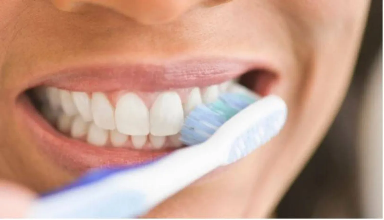 العلماء يحذرون: تنظيف الأسنان 3 مرات يومياً قد يقلّل خطر 50 مرضاً