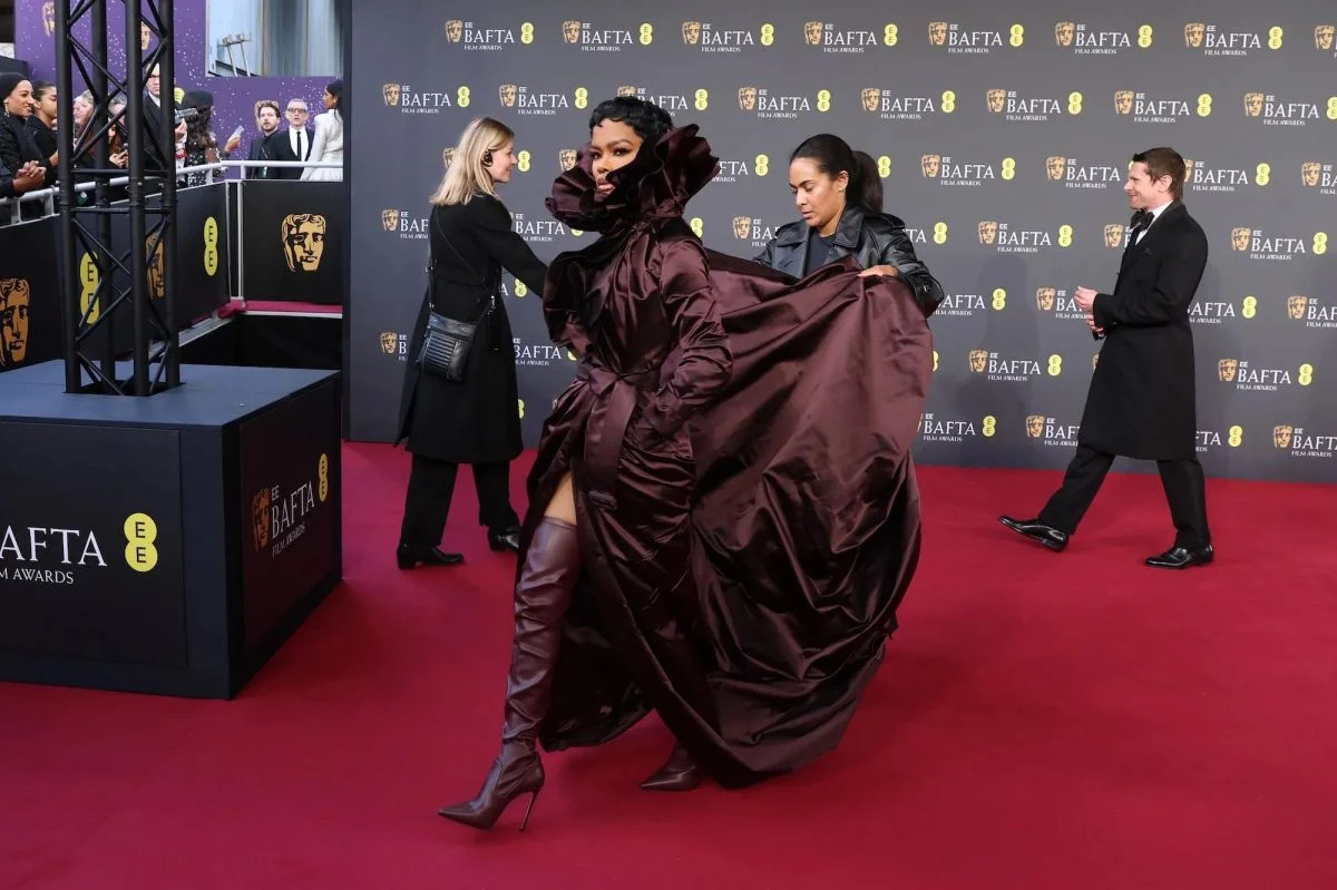 تيانا تايلور تتألق بفستان برغندي درامي في BAFTA 2026