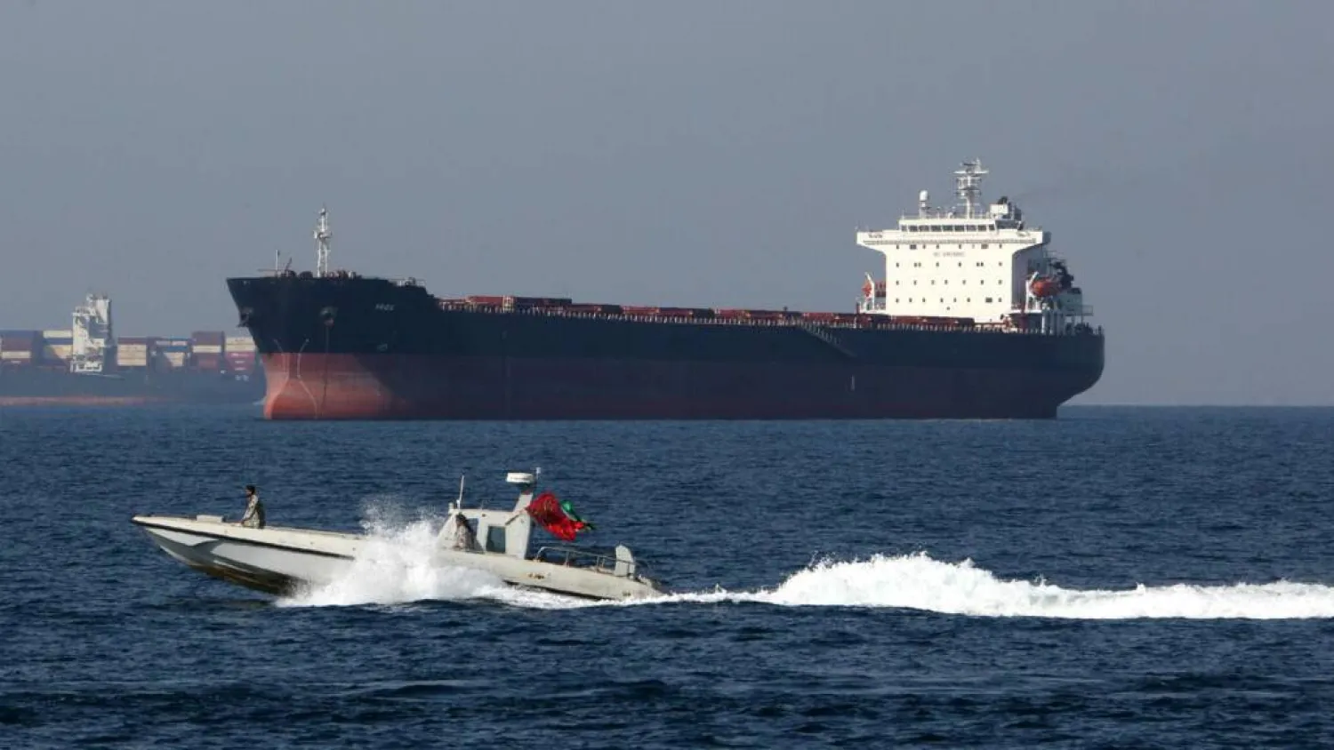 جنود إيرانيون بالقرب من ناقلة نفط في مضيق هرمز