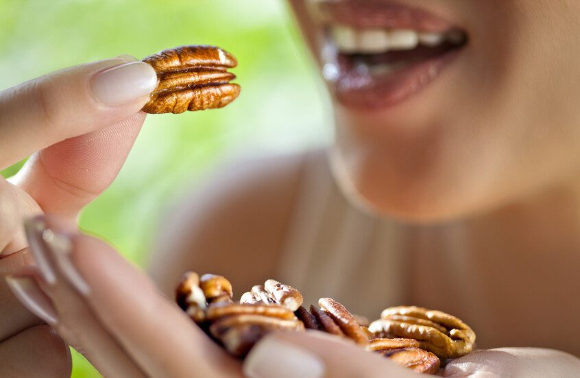 مراجعة علمية تكشف الفوائد الصحية لمكسرات البقان