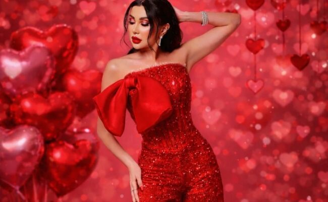 جيني أسبر تتألق بجمبسوت أحمر في عيد الحب