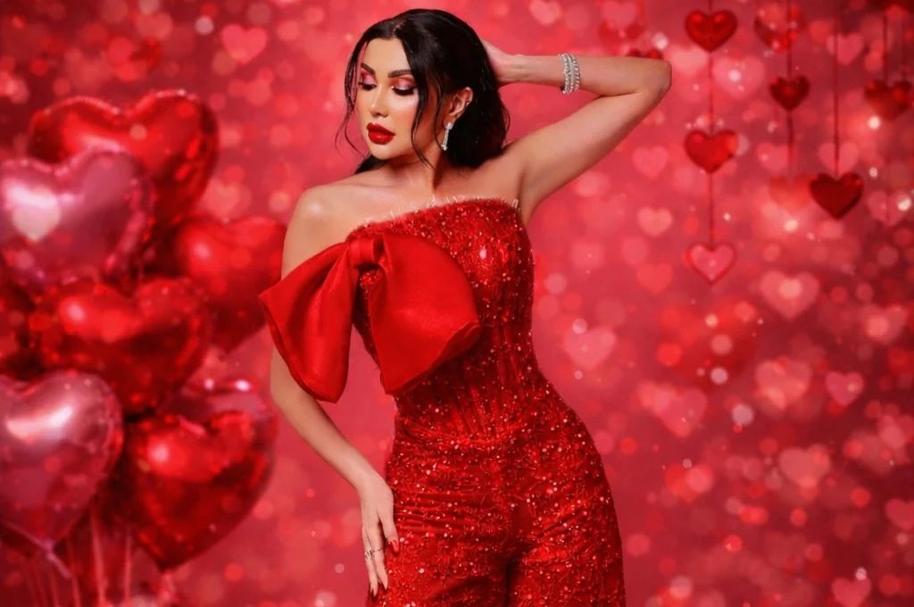 جيني أسبر تتألق بجمبسوت أحمر في عيد الحب