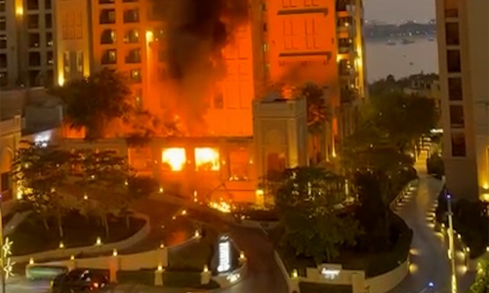 فرق الدفاع المدني بدبي تسيطر على حريق في منطقة «نخلة جميرا»