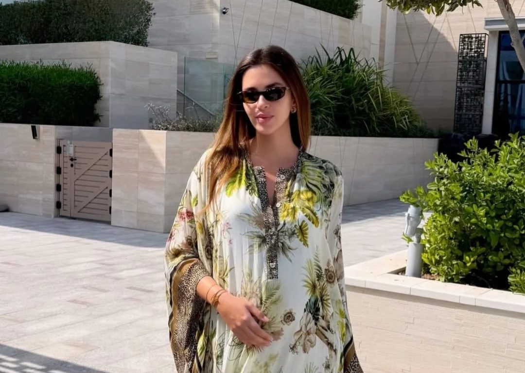 زين قطامي تتألّق بإطلالة بحرية ناعمة خلال فترة حملها