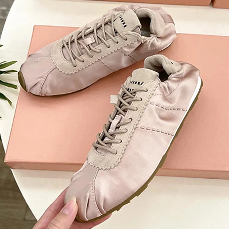 أحذية الساتان الرياضية تتصدر صيحات ربيع 2026 بأناقة وجاذبية